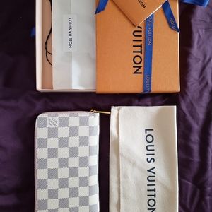 Louis Vuitton zippy wallet